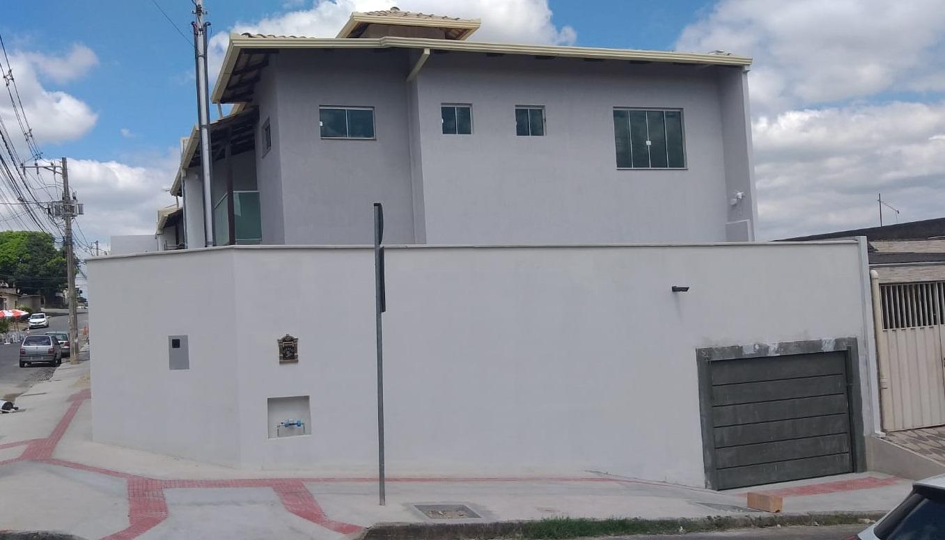 Casa à venda com 3 quartos, 240m² - Foto 1