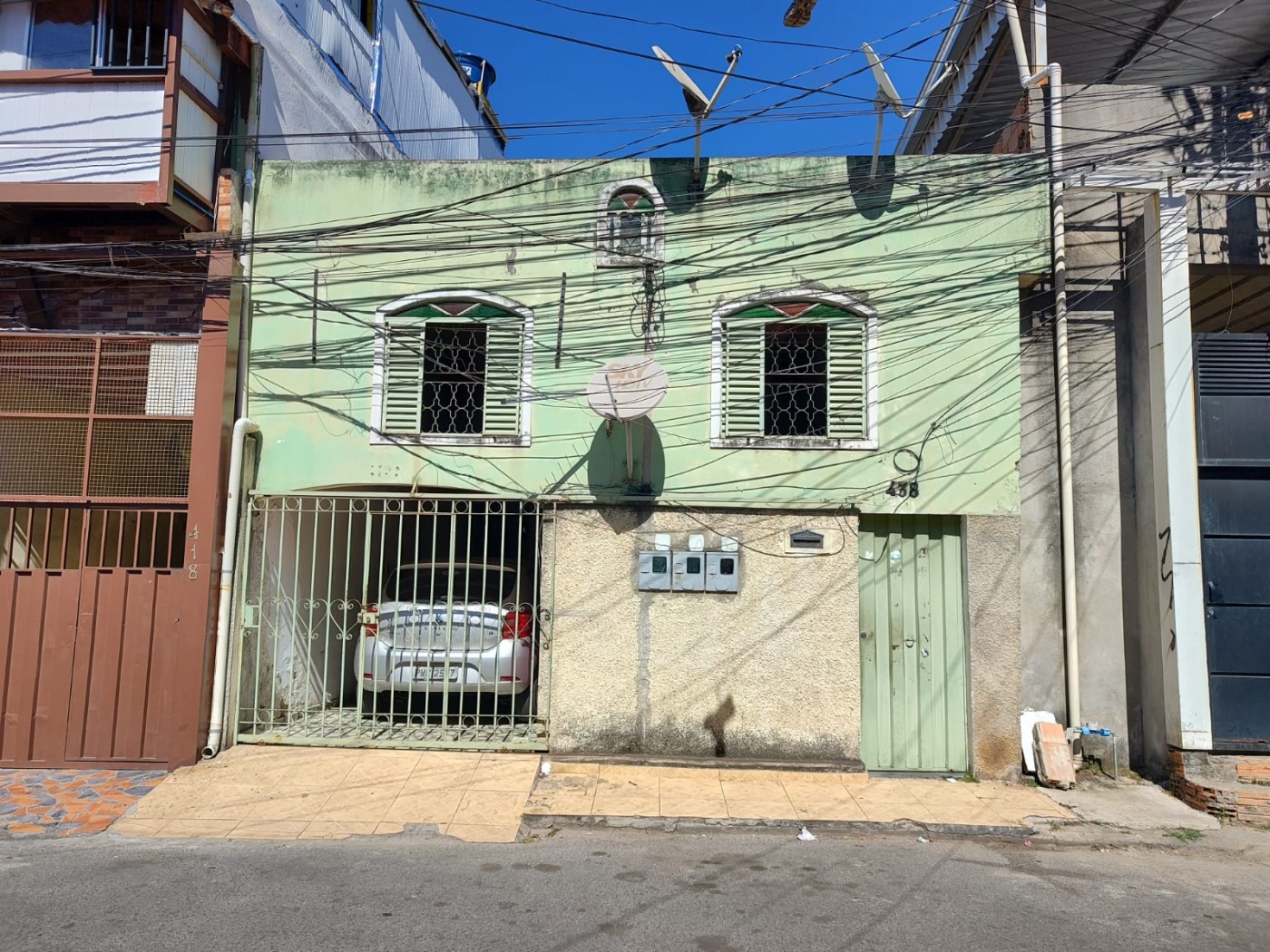 Casa à venda com 9 quartos, 300m² - Foto 1